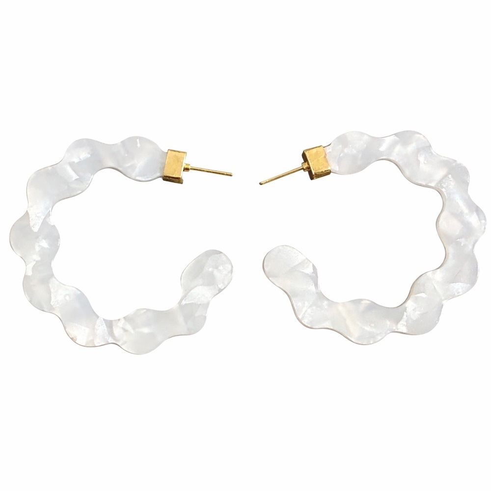🤍 Vintage Look Art Deco Lucite Wavy Hoop Earrings – White NEW 🤍